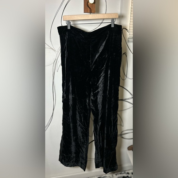 Chelsea28 Black Velvet Straight Leg Pants with Pockets + Ribbon Edge Size 16 - Picture 1 of 8
